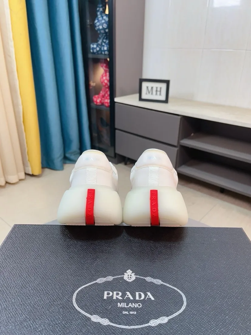 The ex-factory price is 680🌹🌹The high-quality new Prada (Prada) counters are launched simultaneously. The new men's shoes and 😘fabrics are selected from imported mesh and glue-spraying technology. Imported cowhide lining. 👍🏿High-end☄️Open-molded non-slip rubber outsole, exquisite lines, simple and elegant, comfortable and high-end for leisure travel. Code number: 38 to 44